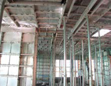 安装高强度钢板连接片