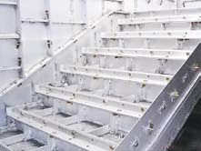 安装铝合金楼梯