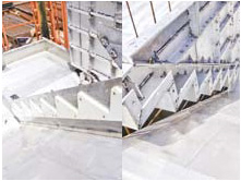 安装铝合金楼梯