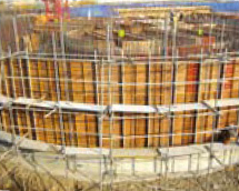 利用钢材组合模板进行建筑外墙板材施工