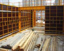 公寓施工现场安装钢材组合模板